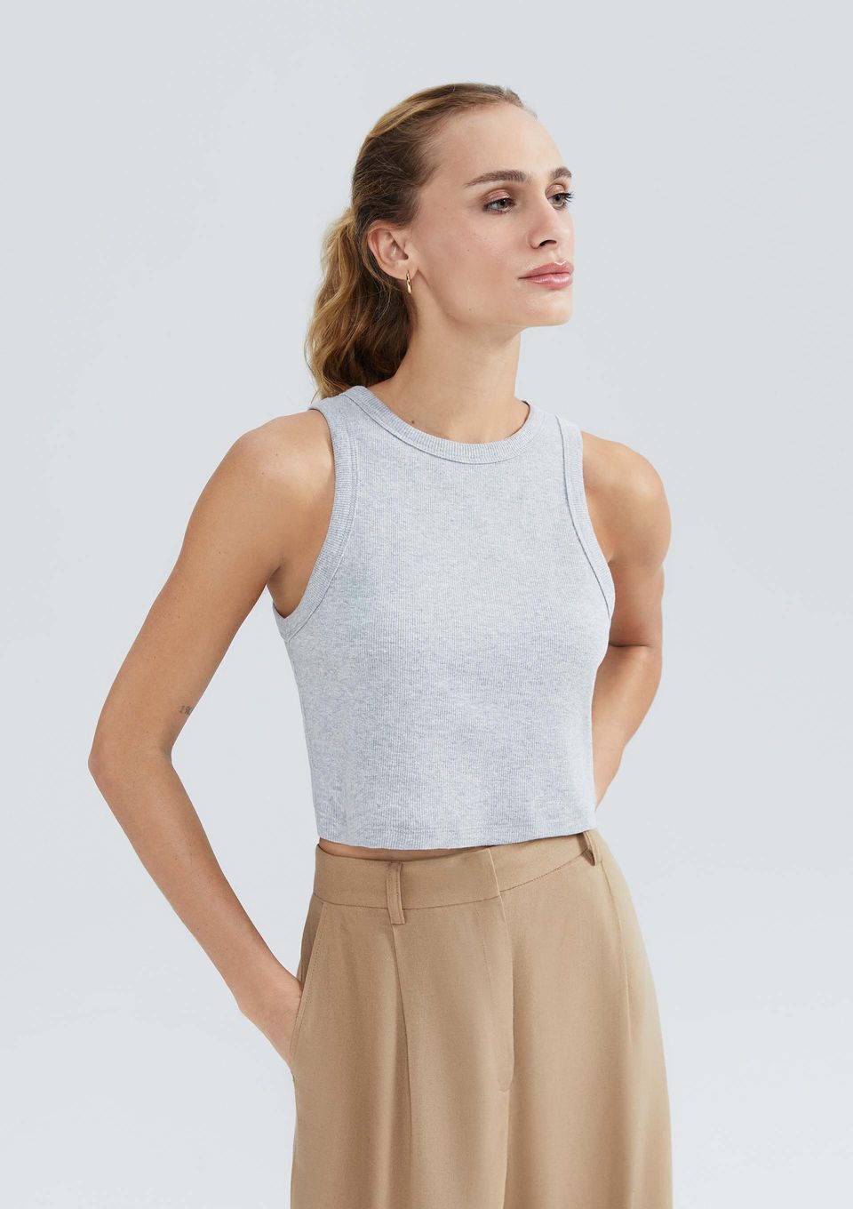 Regata Feminina Cropped Decote Halter Neck em Ribana Canelada - Cinza