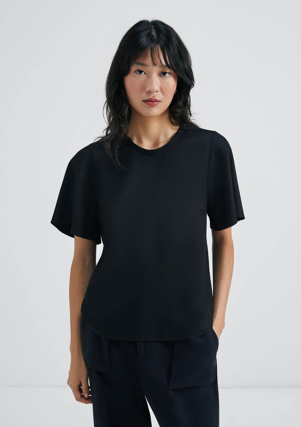 Blusa Feminina Manga Evasê em Viscose Creponada - Preto