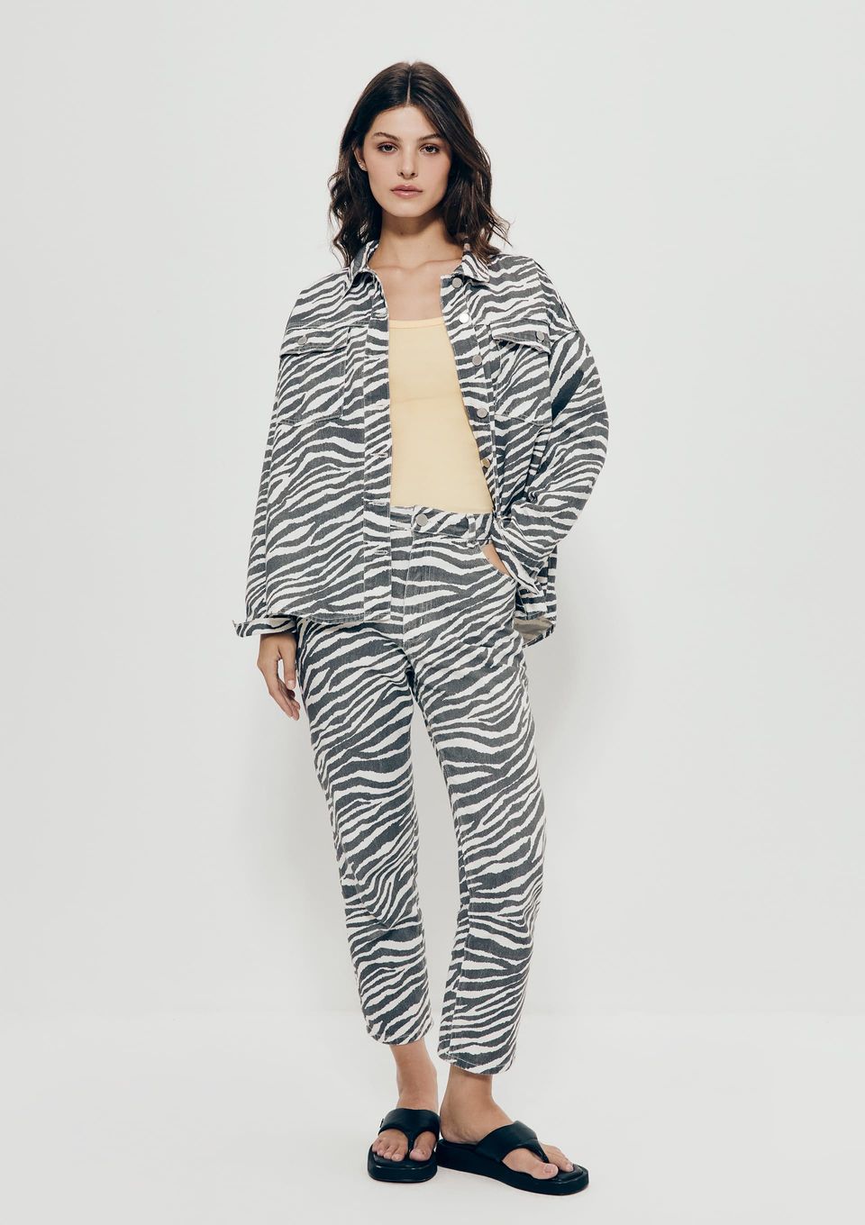 Calça Feminina de Sarja Reta Animal Print  - Preto