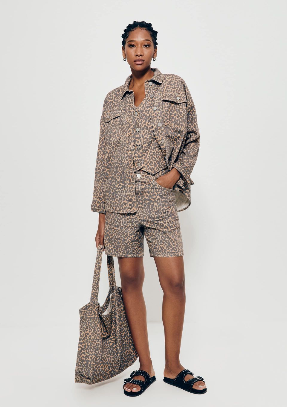 Bermuda Feminina de Sarja Animal Print  - Marrom