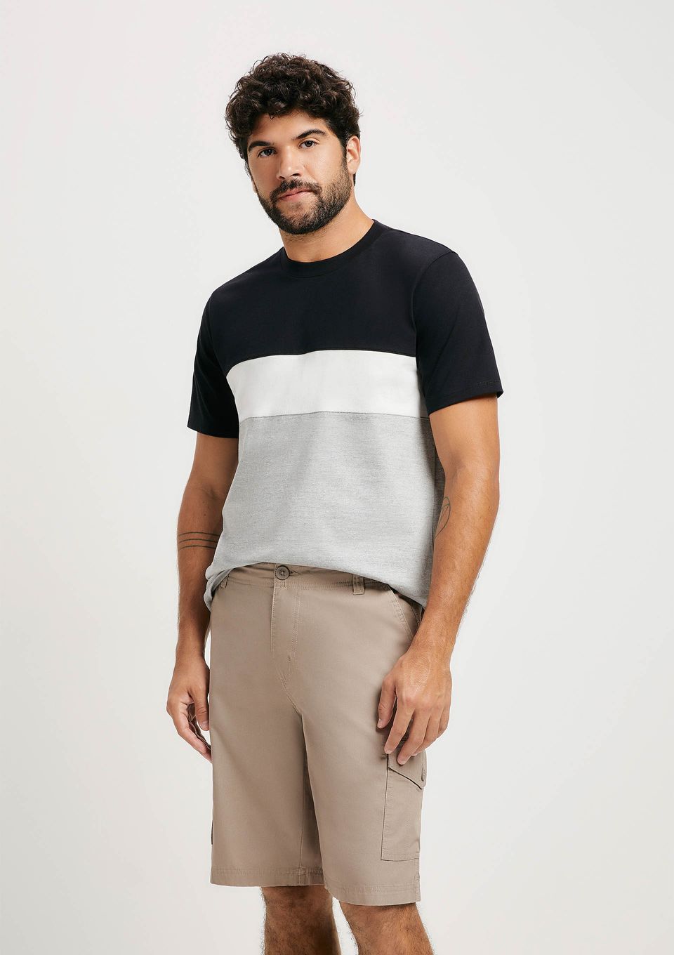 Bermuda Básica Masculina Cargo em Sarja - Bege