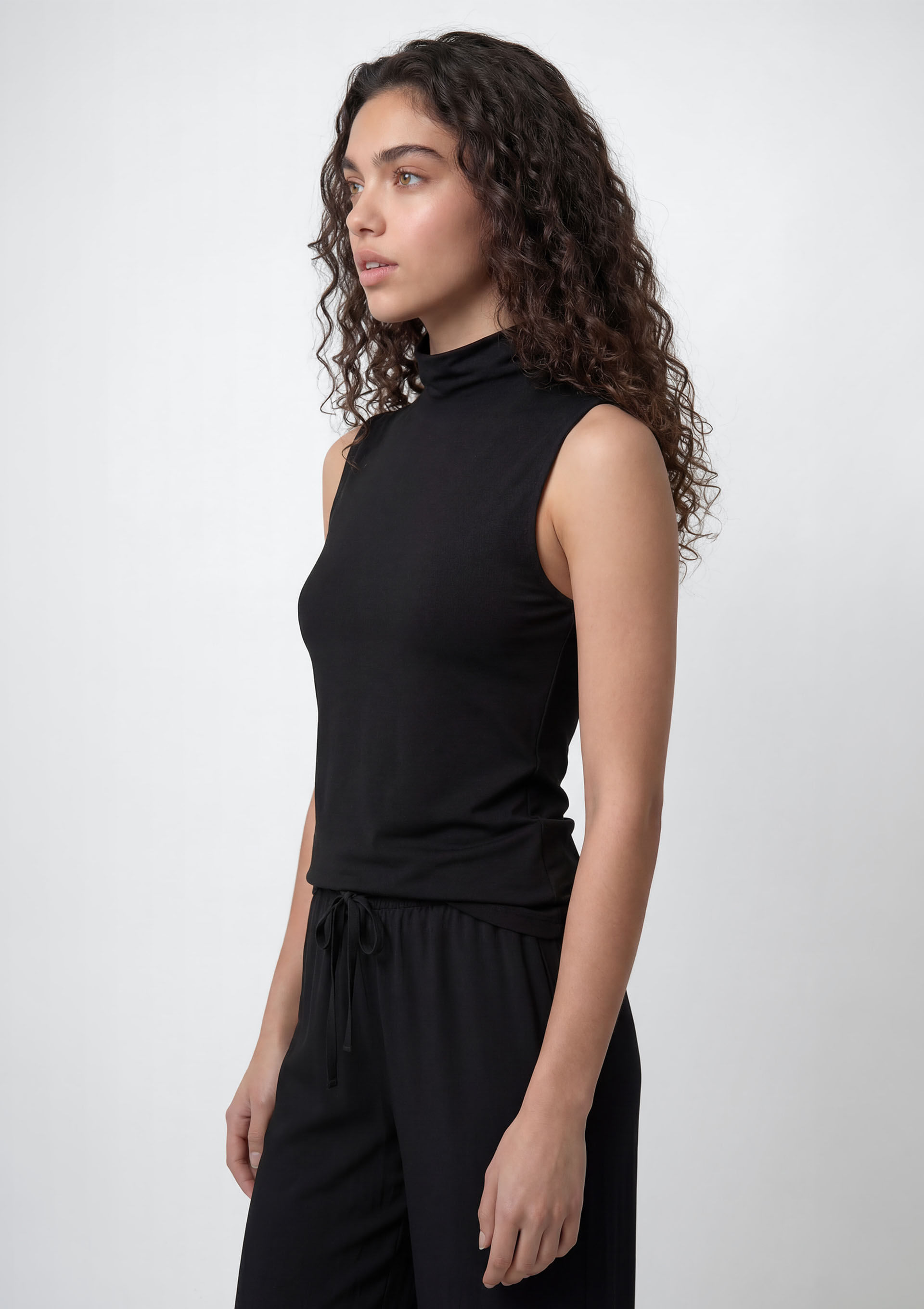 Regata Feminina Gola Alta em Interlock - Preto — Hering