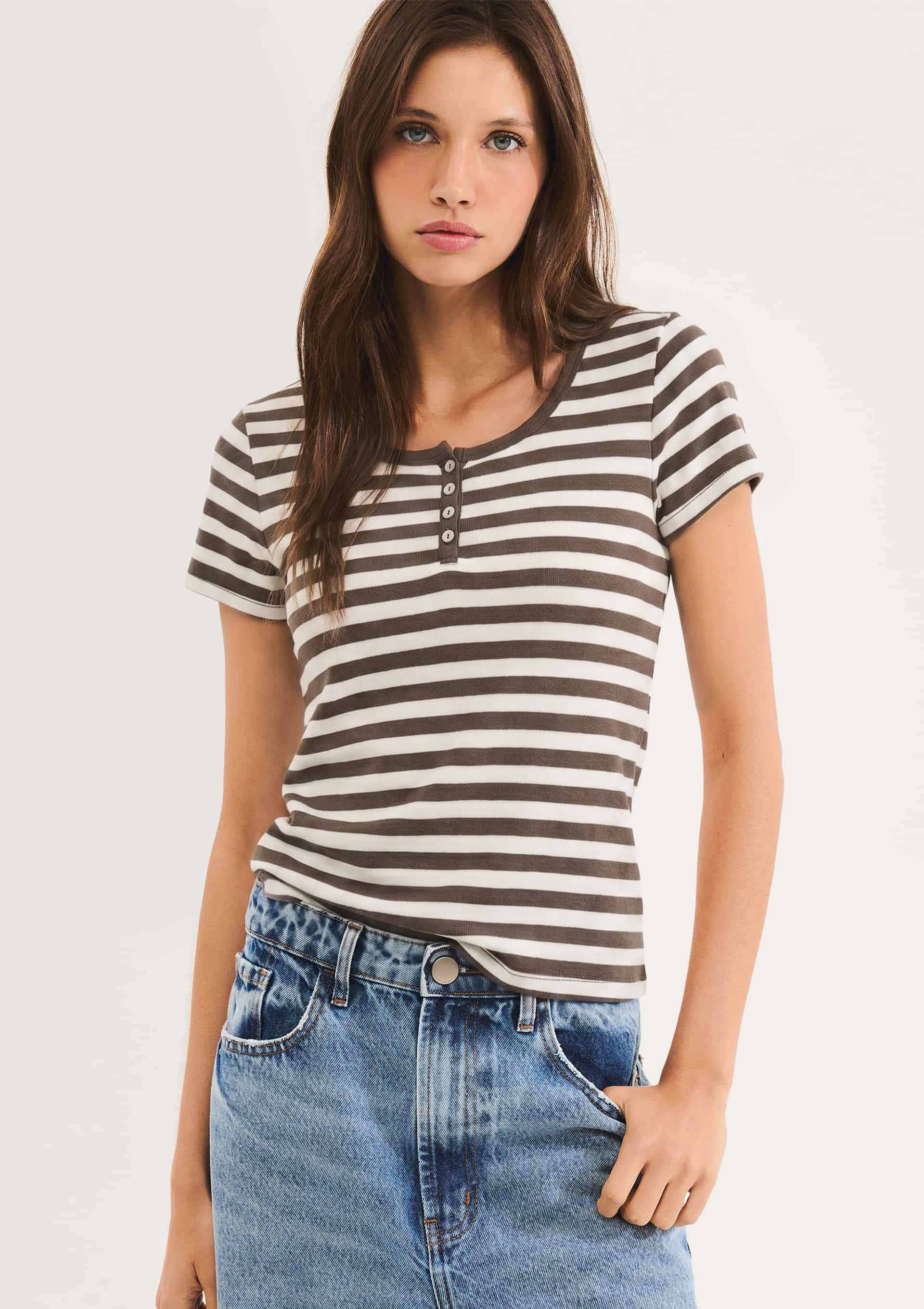 Blusa Feminina Listrada com Peitilho - Marrom — Hering