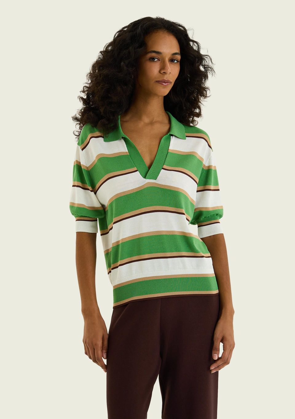 Polo Feminina Listrada Decote V em Tricô - Verde