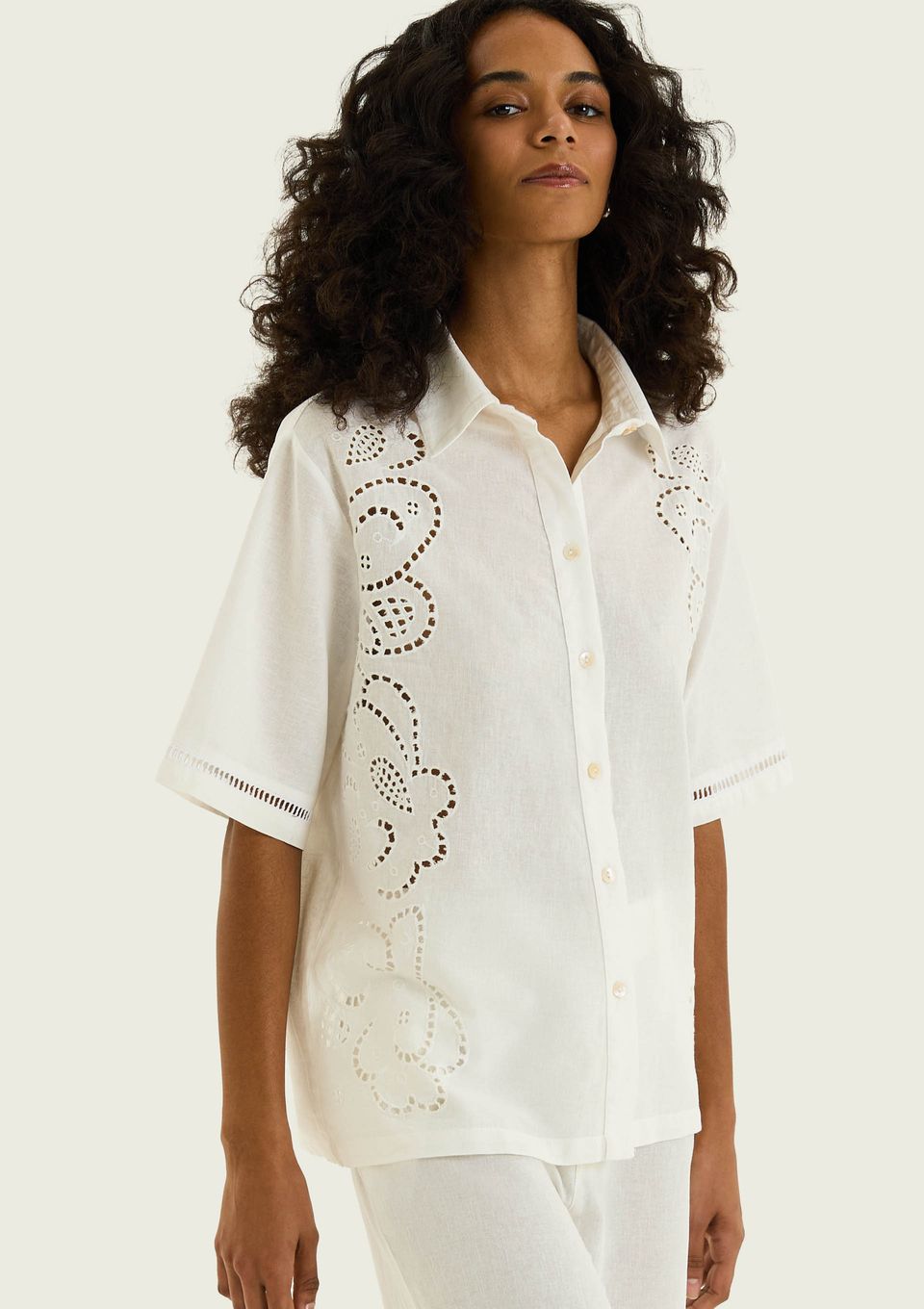 Camiseta Feminina Manga Curta com Bordado - Off White